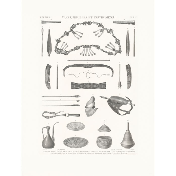 Collier arabe. Arc et détails. Flèches, bagues et gantelet pour tirer de l’arc. Carquois. Aiguière et doraq. Plateau et panier d’Abyssinie en feuilles de doum