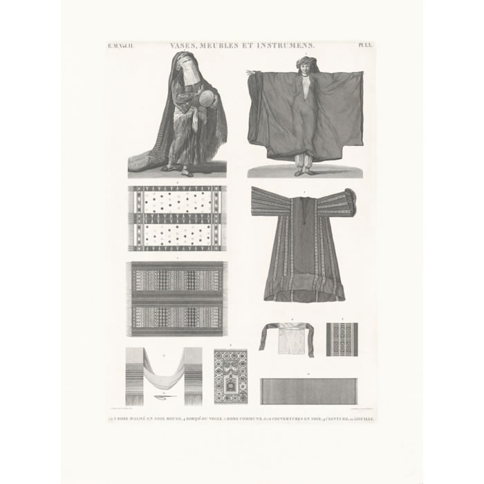 Robe d’Almée en soie rouge. Borqo ou voile. Robe commune. Couvertures en soie. Ceinture. Aiguille