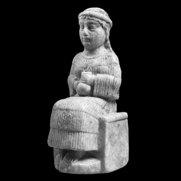 Woman holding the aryballos - Eastern antiquities - Reproduction d’une sculpture du Musée du Louvre, Paris