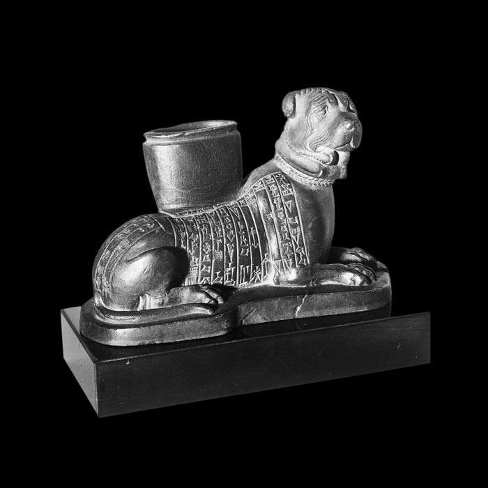 Chien voué à la déesse Ninisina - Antiquités orientales - Reproduction d’une sculpture du Musée du Louvre, Paris