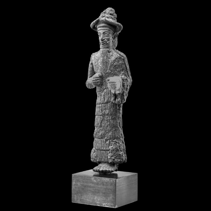 Dieu au sourire et à la main d’or - Antiquités orientales - Reproduction d’une sculpture du Musée du Louvre, Paris