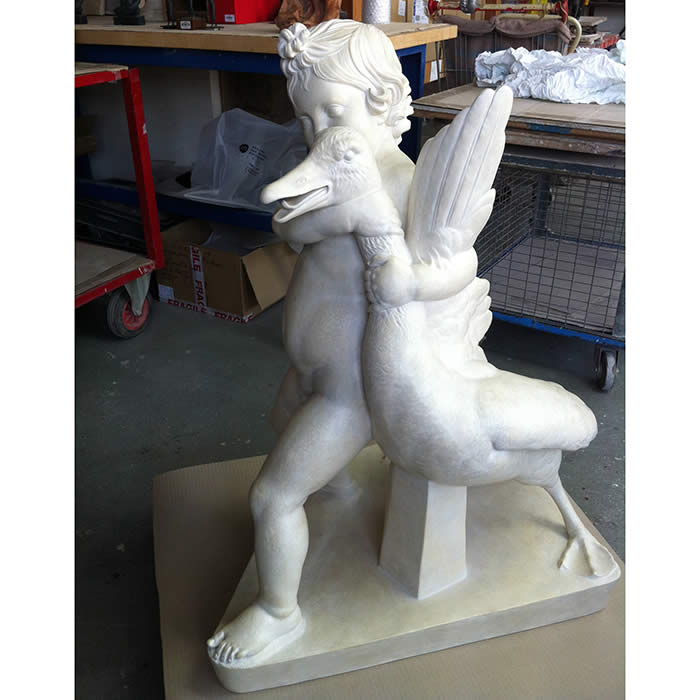 Enfant à l’oie - Antiquités gréco-romaines - Reproduction d’une sculpture du Musée du Louvre, Paris