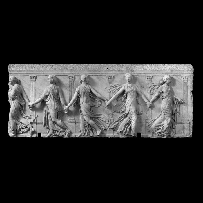 Danseuses devant un portique - Antiquités gréco-romaines - Reproduction d’une sculpture du Musée du Louvre, Paris