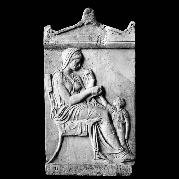 Stèle funéraire à fronton d’une femme assise - Antiquités gréco-romaines - Reproduction d’une sculpture du Musée du Louvre, Paris