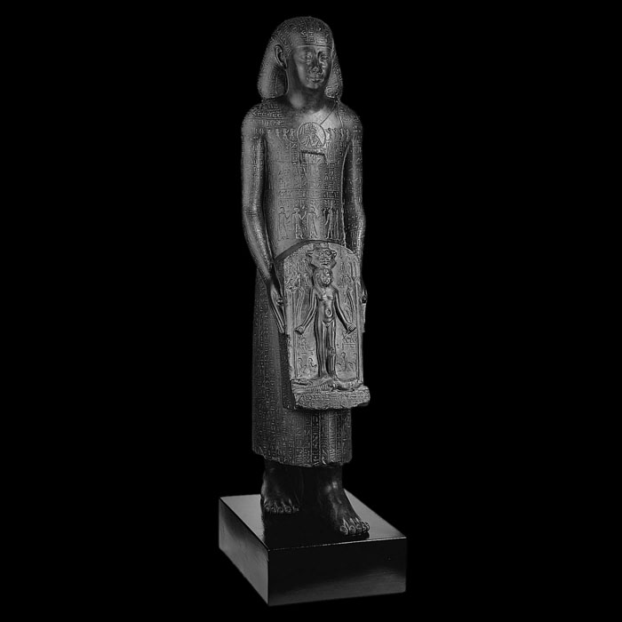 Statue guérisseuse de Padimahes, prêtre de Bastet - Antiquités égyptiennes - Reproduction d’une sculpture du Musée du Louvre, Paris