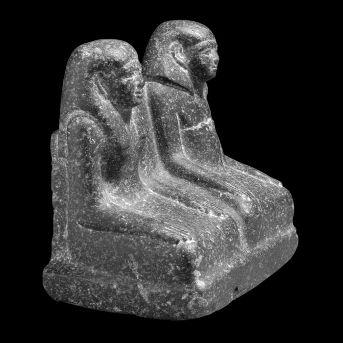 Couple sitting cross-legged - Egyptian antiquities - Reproduction d’une sculpture du Musée du Louvre, Paris