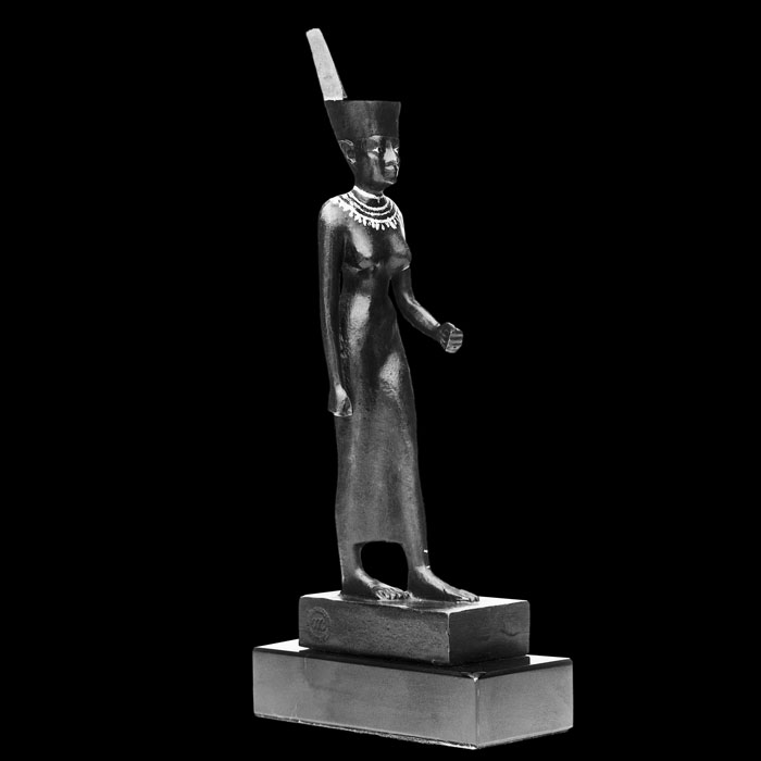 Déesse Neith - Antiquités égyptiennes - Reproduction d’une sculpture du Musée du Louvre, Paris