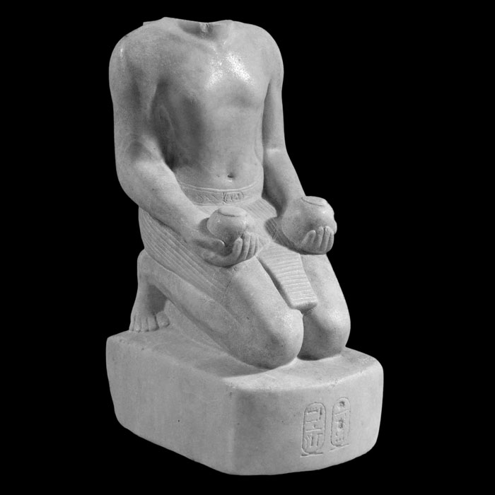 Corps de roi offrant deux vases à vin aux noms de Thoutmosis IV et d’Aménophis II - Antiquités égyptiennes - Reproduction d’une sculpture du Musée du Louvre, Paris