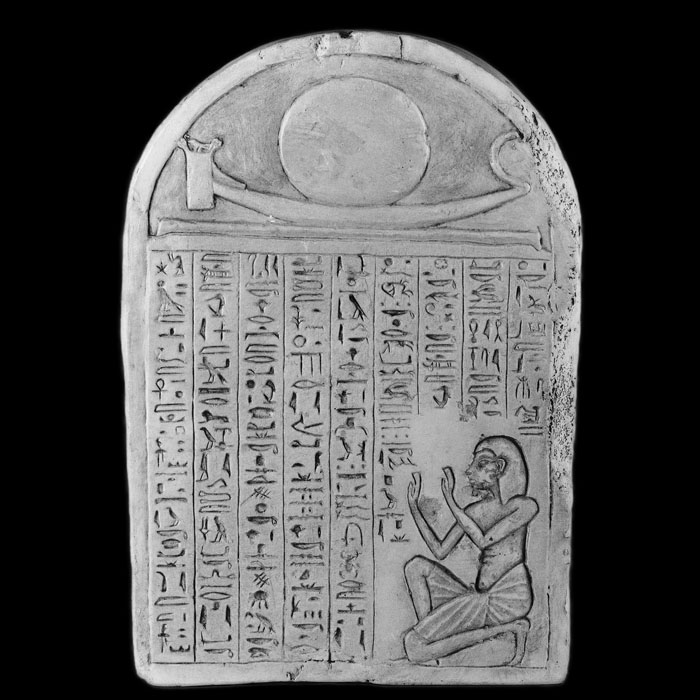 Stèle funéraire à la barque solaire au nom de Mes - Antiquités égyptiennes - Reproduction d’une sculpture du Musée d’Archéologie Méditerranéenne, Marseille