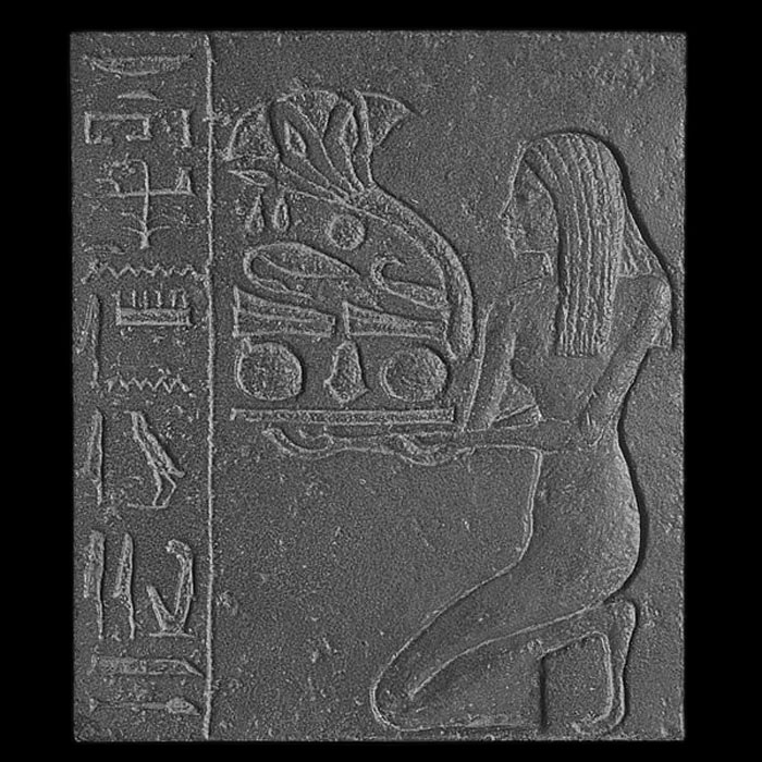 Détail de la stèle de Dédia, la femme - Antiquités égyptiennes - Reproduction d’une sculpture du Musée du Louvre, Paris