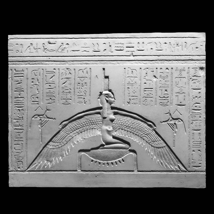 Fragment du sarcophage de Djedhor: Isis - Antiquités égyptiennes - Reproduction d’une sculpture du Musée du Louvre, Paris