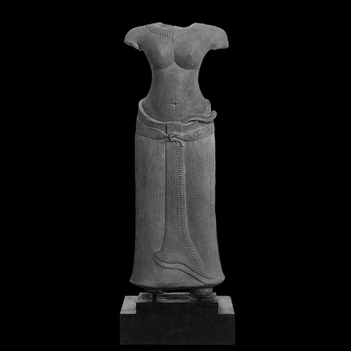 Body of an acephalous female divinity - Asian art - Reproduction d’une sculpture du Musée national des Arts asiatiques - Guimet, Paris