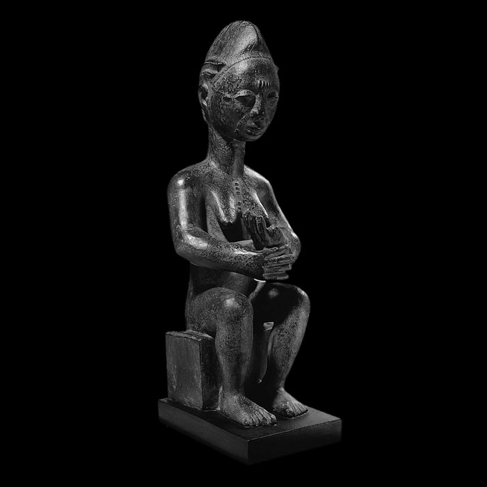 Femme baoulé assise - Art africain - Reproduction d’une sculpture du Musée du quai Branly - Jacques-Chirac, Paris