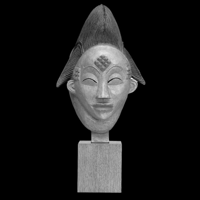 Okuyi anthropomorphic mask, Punu population - African art - Reproduction d’une sculpture du Musée du quai Branly - Jacques-Chirac, Paris