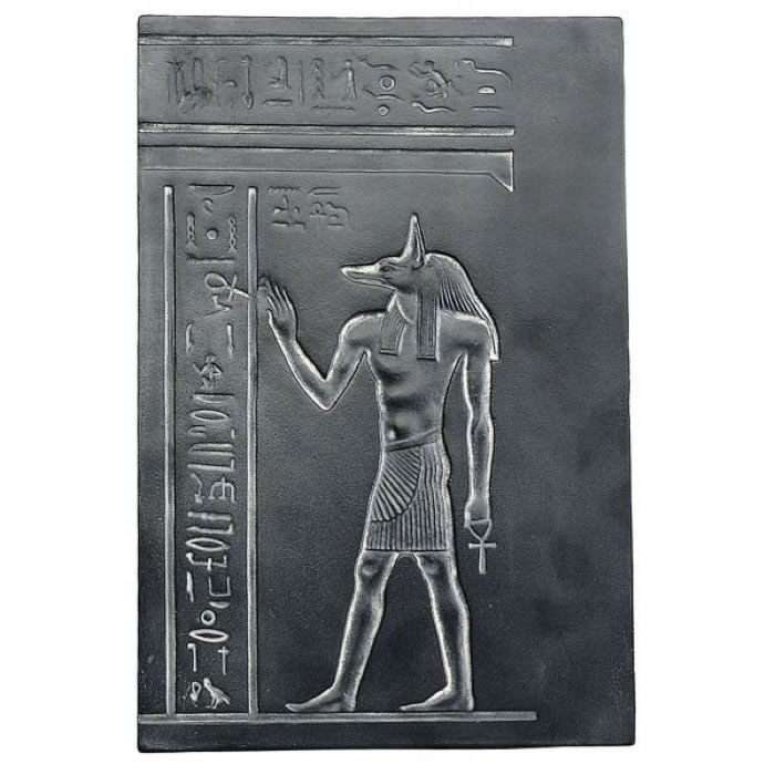 Bas-relief d’Anubis tendant le signe de la vie - Antiquités égyptiennes - Reproduction d’une sculpture du Musée du Louvre, Paris