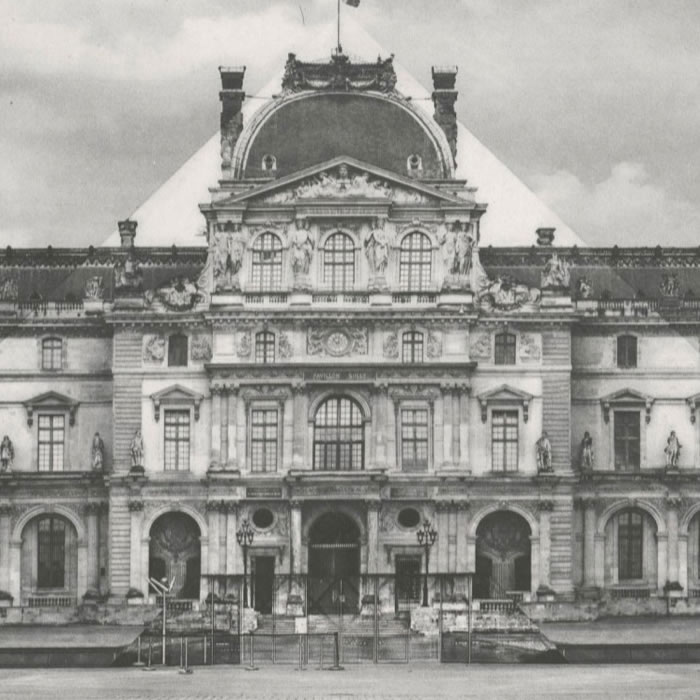 JR - Le Louvre revu par JR, 19 juin 2016 © Pyramide, architecte I.M. Pei, musée du Louvre, Paris, France, 2016 - Une estampe d’après  JR