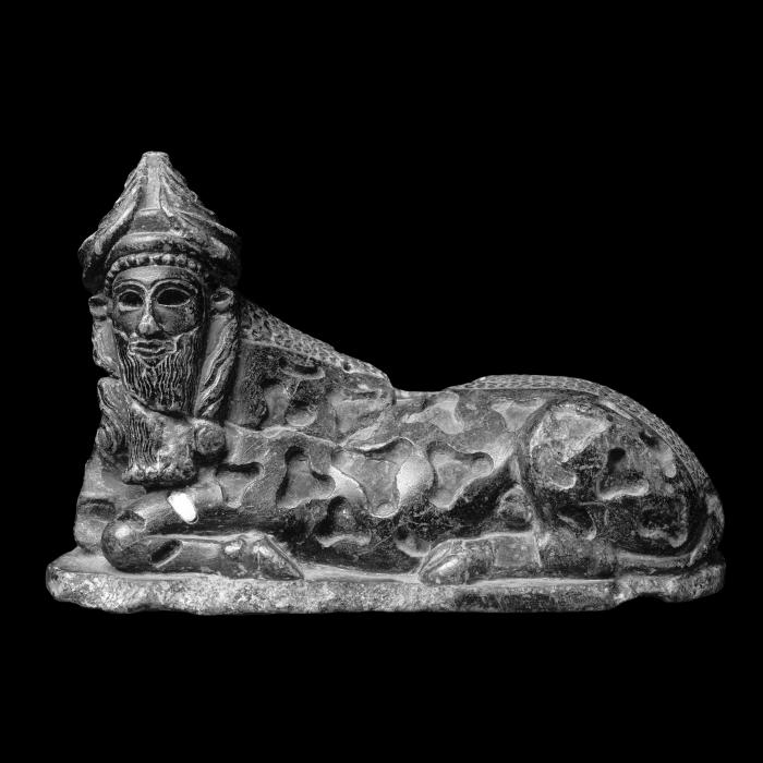 Taureau androcéphale - Antiquités orientales - Reproduction d’une sculpture du Musée du Louvre, Paris