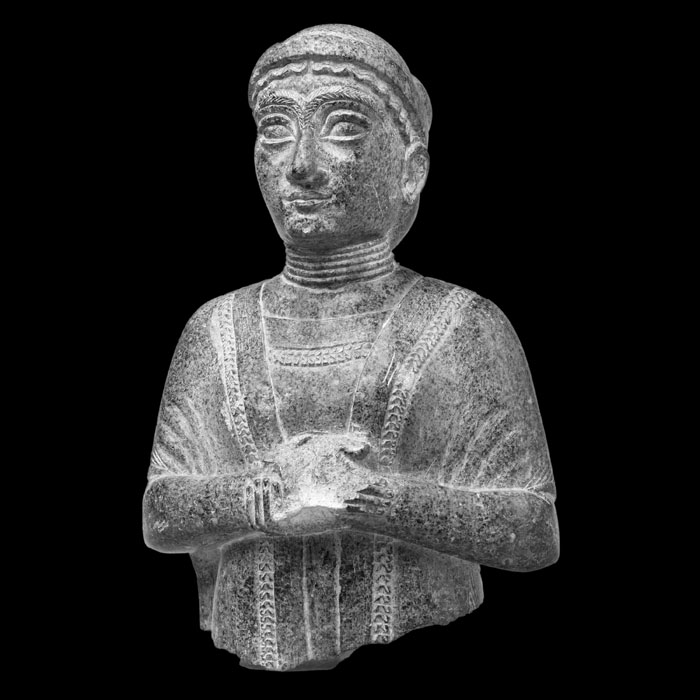 Femme à l’écharpe - Antiquités orientales - Reproduction d’une sculpture du Musée du Louvre, Paris