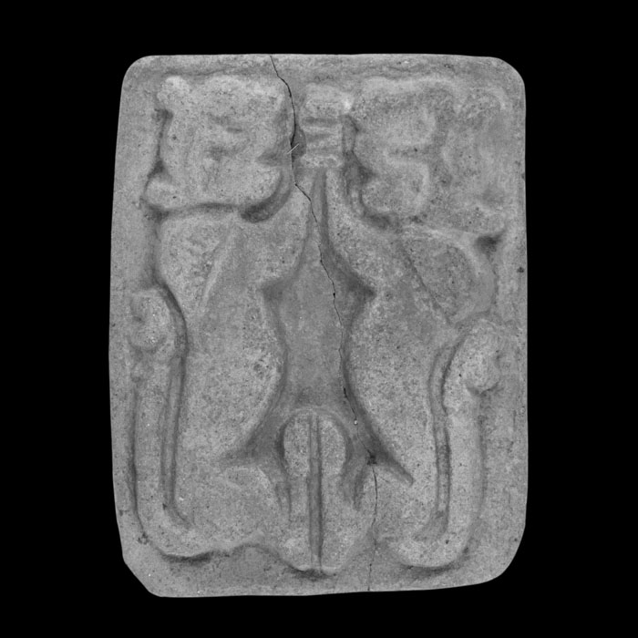 Tablet with battling lions, bath scraper - Eastern antiquities - Reproduction d’une sculpture du Musée du Louvre, Paris
