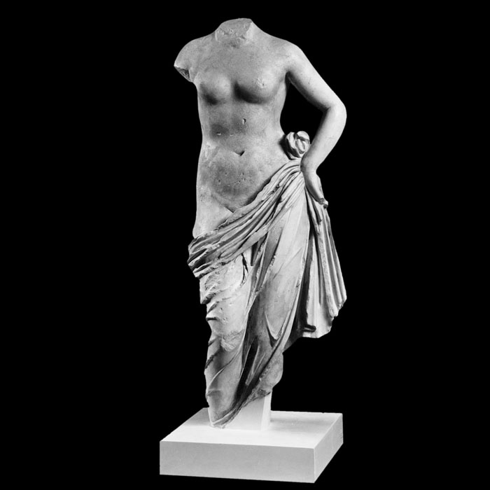 Aphrodite retenant sa draperie - Antiquités gréco-romaines - Reproduction d’une sculpture du Musée du Louvre, Paris