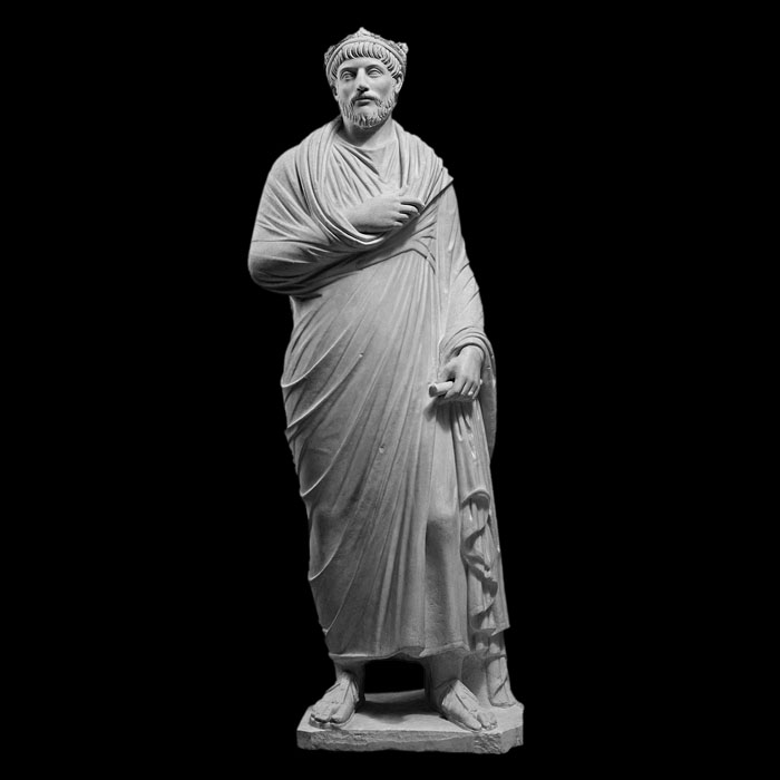 Priest of Sarapis formerly Julien the Apostate - Greco-Roman antiquities - Reproduction d’une sculpture du Musée du Louvre, Paris