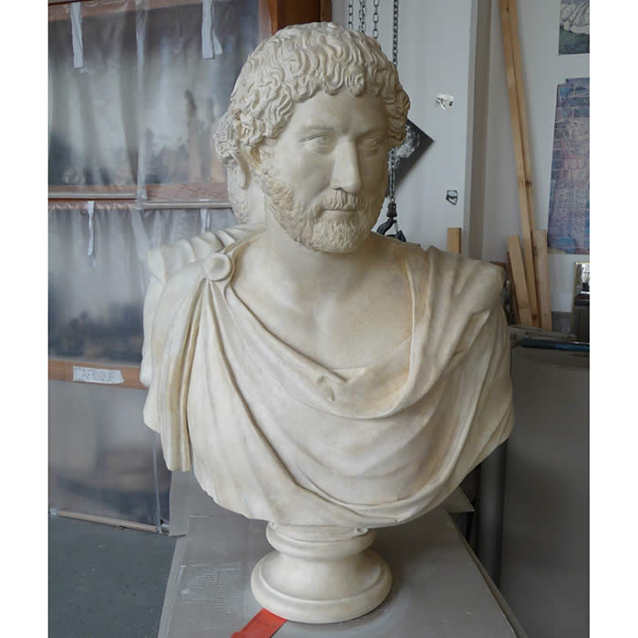 Buste drapé d’Hadrien - Antiquités gréco-romaines - Reproduction d’une sculpture du Musée du Louvre, Paris