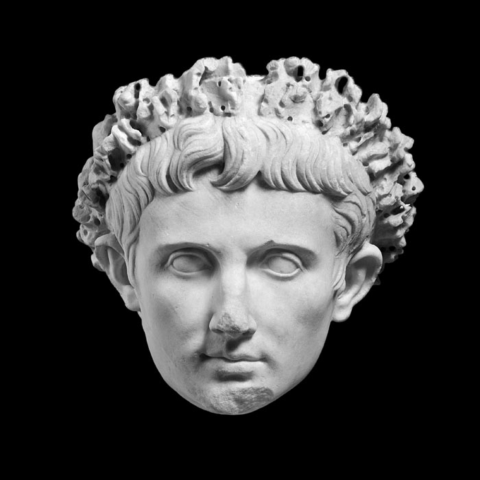 Tête d’Auguste couronnée - Antiquités gréco-romaines - Reproduction d’une sculpture du Musée du Louvre, Paris
