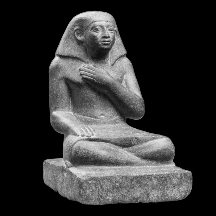 Homme assis en tailleur - Antiquités égyptiennes - Reproduction d’une sculpture du Musée du Louvre, Paris