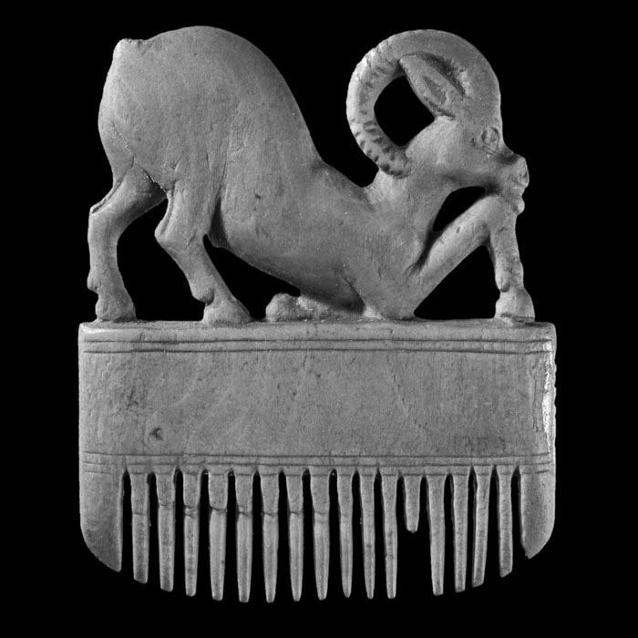 Peigne en forme de bouquetin - Antiquités égyptiennes - Reproduction d’une sculpture du Musée du Louvre, Paris