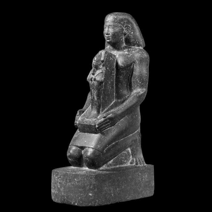 Psammétique présente une image du dieu Osiris - Antiquités égyptiennes - Reproduction d’une sculpture du Musée du Louvre, Paris