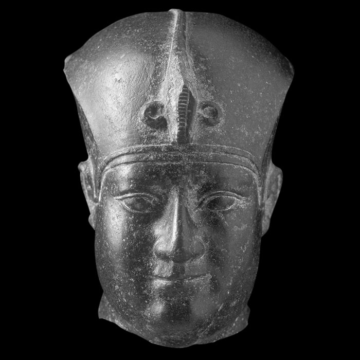 Tête du roi Nectanebo Ier coiffé du casque bleu - Antiquités égyptiennes - Reproduction d’une sculpture du Musée du Louvre, Paris