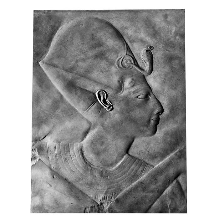 Bas-relief of a pharaoh wearing the blue crown - Egyptian antiquities - Reproduction d’une sculpture du Musée Égyptien, Turin