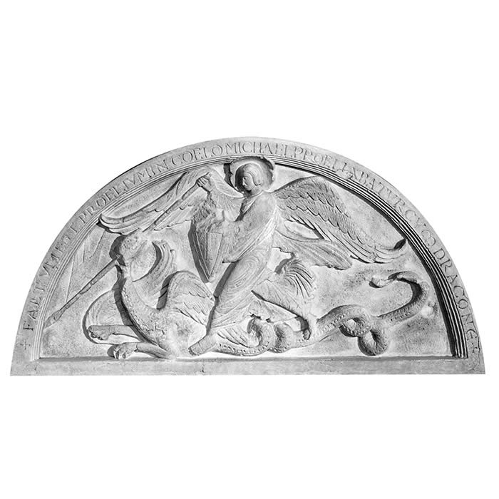 Tympan de saint Michel terrassant le dragon - Moyen Âge - Reproduction d’une sculpture de l’Église Saint-Michel-d’Entraygues, Entraigues