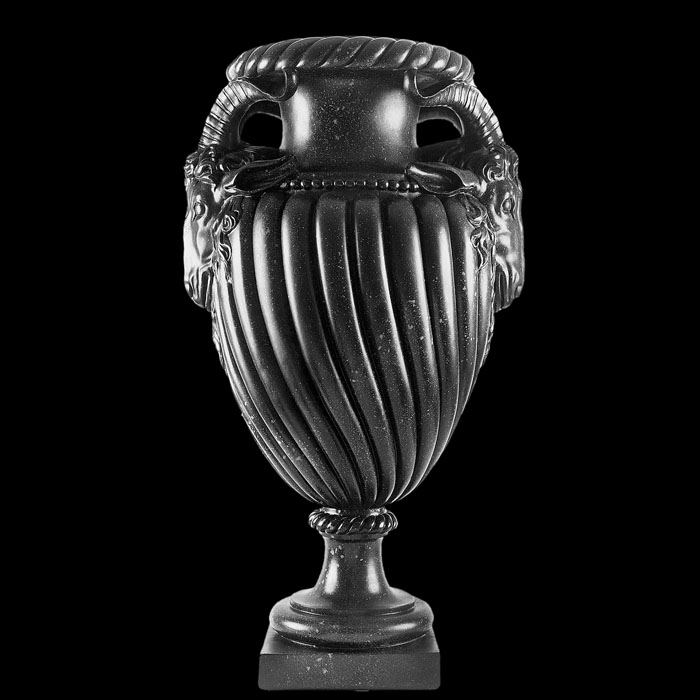 Vase en porphyre aux béliers - Reproduction d’une sculpture du Musée du Louvre, Paris
