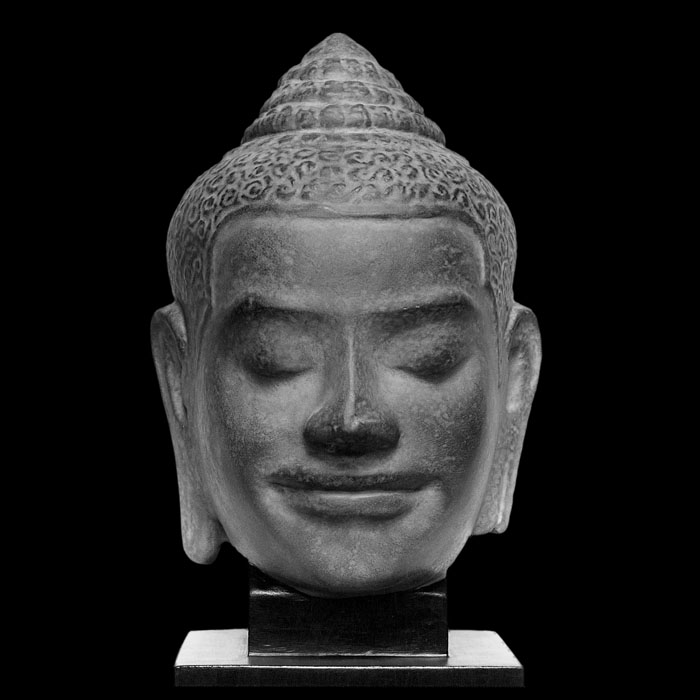 Head of Buddha in the Bayon style - Asian art - Reproduction d’une sculpture du Musée national des Arts asiatiques - Guimet, Paris