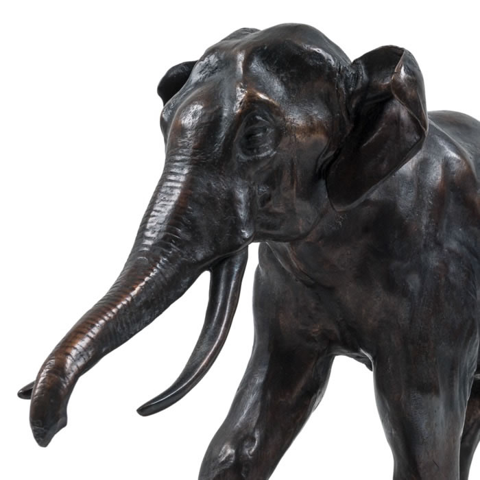 Running elephant - Reproduction d’une sculpture du Musée du Louvre, Paris