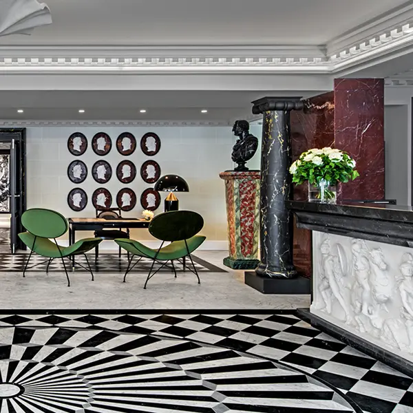 Vue large du lobby de l’hôtel de Berri. Y sont mis en scène pour la décoration des moulages de très grand format : un Aurige de Delphes, un Sphinx et un buste romain. Au mur, derrière le bureau du concierge, sont accrochés douze grands médaillons. Un très grand bas relief romain représentant un combat de gladiateur habille le comptoir de réception.