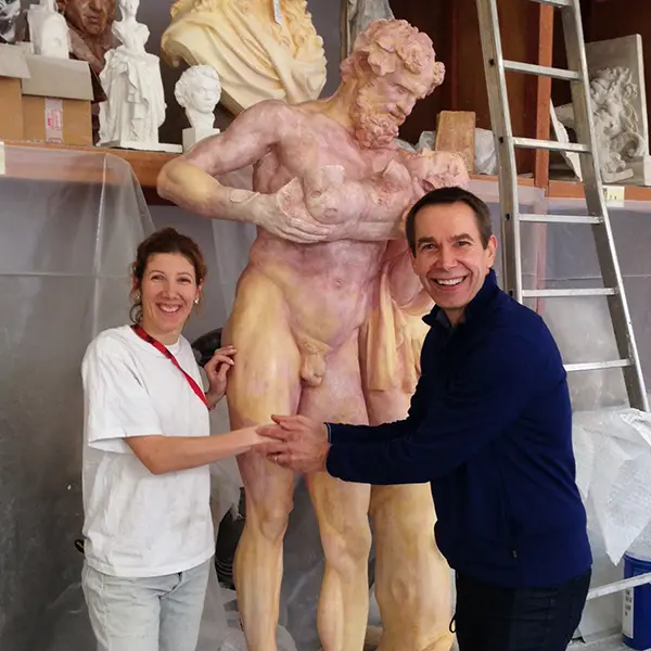 Prise de vue dans l’atelier de moulage. Notre artisan pose avec Jeff Koons devant un tirage grandeur nature de Silène portant Dionysos enfant réalisé pour le projet Gazing Ball