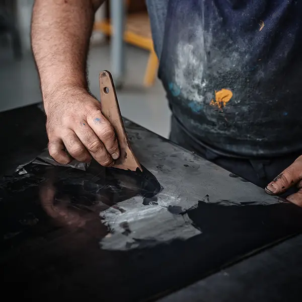 Gros plan sur le geste de l’artisan