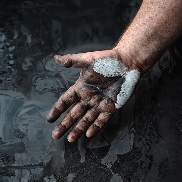 Gros plan sur le geste de l’artisan