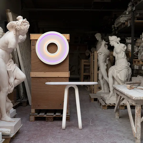 Prise de vue dans les réserves de l’atelier de moulage. Au centre, mis en lumière deux pièces de mobilier contemporain réalisées en collaboration avec la sellette <i>Loop</i> du designer Emmanuel Levet Stenne et <i>Oculus Mirabilis II</i>, une œuvre chrono-chromatique de l’artiste Philippe Cramer