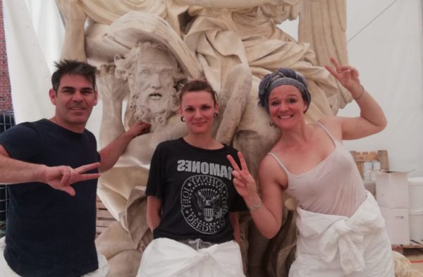 L'équipe de l'Atelier de moulage avec La Renommée