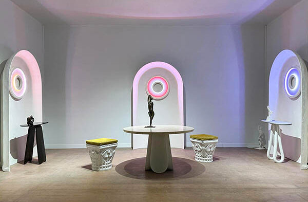 Vue du stand avec trois alcôves