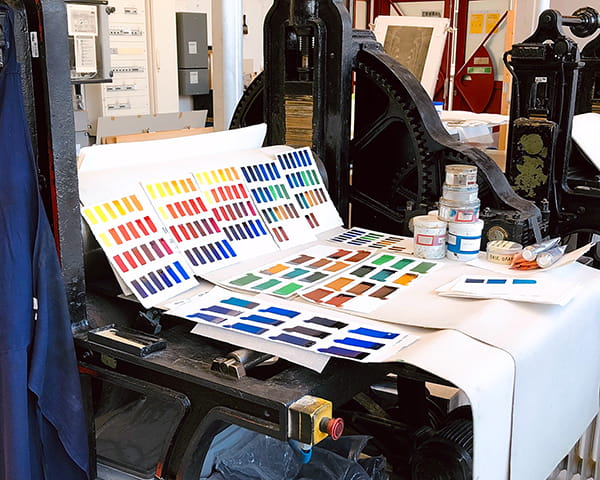 Vue des essais de touches de couleur créant ainsi un effet de nancier.
